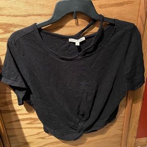 Express crop top, open shoulder and knotted front